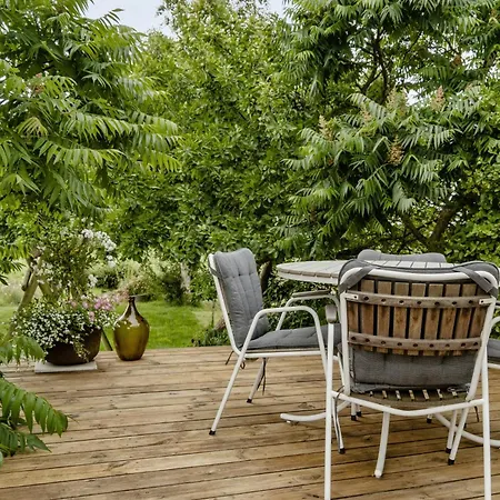 With Views And Walking Distance To Nature *